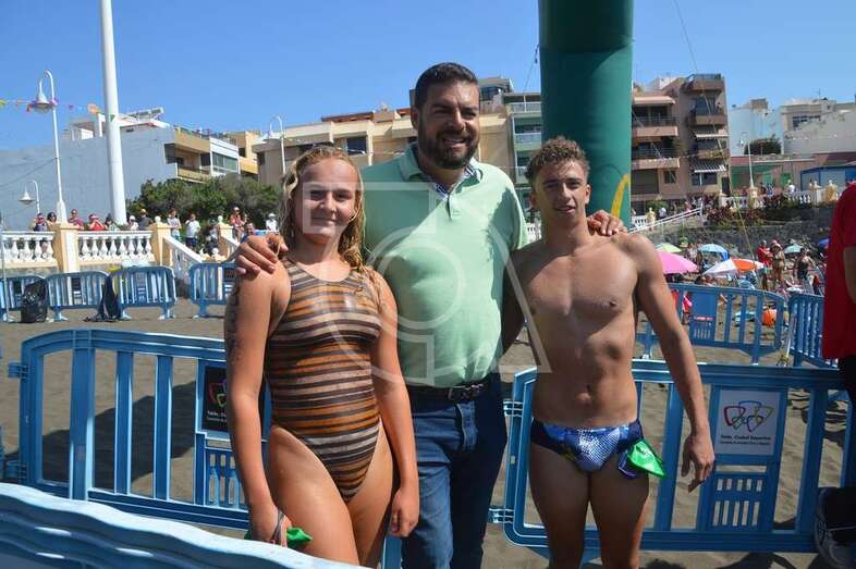 El concejal de Deportes, Diego Ojeda, posa con los dos ganadores de la prueba (Foto TA)